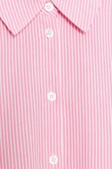 Camisa de algodón con estampado de rayas verticales en color rosado y blanco, cuello solapa y manga larga.