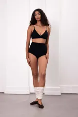 Soutien triángulo de algodón negro con tirantes finos ajustables, de diseño suave y cómodo.