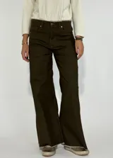 Pantalón de jean verde militar, de corte wide leg y tiro alto.