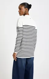 Cardigan de punto Le lis Blanc, color blanco con rayas horizontales negras, cuello alto con cierre frontal y mangas largas.
