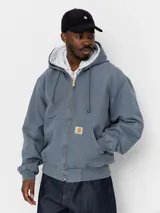 Campera OG Active de Carhartt WIP, color azul grisáceo, con capucha integrada, cierre frontal con cremallera metálica, bolsillos tipo canguro y parche con el logo de la marca en el bolsillo inferior.