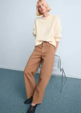 Pantalón de mezclilla tipo jeans, color marrón claro, de corte recto y tiro medio con diseño de pernera ancha.
