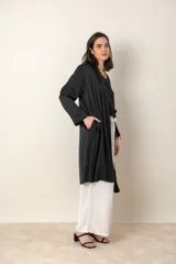 Túnica italiana larga en satén de seda color azul marino liso, de corte suelto con bolsillos laterales.