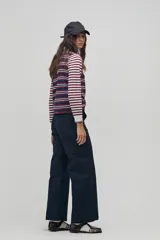 Pantalón azul marino de corte ancho, con bolsillos laterales y traseros.