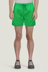 Short de baño verde con cintura elástica y cordón ajustable.