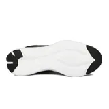 Championes de running Asics modelo Fuzeblast, color negro con detalles en dorado. Presentan capellada de malla transpirable, logo lateral característico y entresuela blanca con amortiguación.