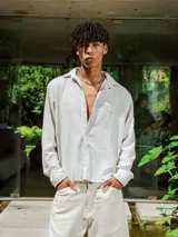 Camisa de lino con diseño de cuadrillé en tonos blanco y beige, de manga larga y cuello clásico. Presenta una pequeña estampa en el pecho y una estampa en la espalda, con un calce holgado y relajado.