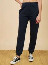 Pantalón deportivo tipo jogging color azul marino, confeccionado en 60% algodón y 40% poliéster.