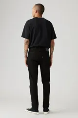 Jean Levi's 512 Slim Taper color negro, de corte ajustado en el muslo y pierna cónica.