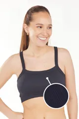 Bralette negro con tirantes anchos y estructura acanalada.