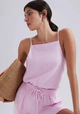 Blusa sin mangas color rosado con textura.