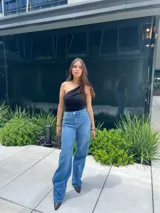 Jean de mujer color azul claro, tiro alto, corte ancho y pierna recta.