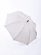 Paraguas negro con varillas metálicas y mango curvo.