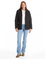 Campera de abrigo color marrón, con diseño capitoneado de costuras entrelazadas en relieve. Presenta cuello alto, capucha desmontable, cierre frontal completo y bolsillos laterales con cierre. Incluye trabas ajustables en la cintura con botones metálicos para entallar la silueta.