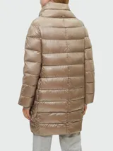 Campera de nylon color caqui, con relleno de plumas, cuello alto y cierre con broches a presión.