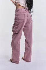Pantalón denim cargo color rosa, de tiro medio y corte holgado.