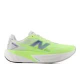 Championes de running New Balance FuelCell Rebel v4, color verde neón con detalles en blanco y logo lateral en azul y gris. Diseñados con tecnología FuelCell en la mediasuela para mayor retorno de energía y parte superior FANTOMFIT para un ajuste óptimo.