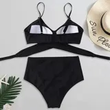 Bikini de dos piezas color fucsia. El top presenta un diseño cruzado en el frente con breteles finos ajustables, mientras que la bombacha es de tiro alto con detalle de frunces laterales.