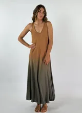 Vestido largo marrón con efecto degradado, escote en V y breteles finos.