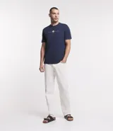 Remera masculina comfort de media malla, color azul marino, con cuello redondo y mangas cortas. Presenta una estampa frontal de un faro con el lettering "light house".