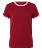 Blusa baby tee marrón de manga corta y corte ajustado, con cuello redondo y ribetes en las mangas de color blanco marfil.