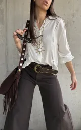 Camisa clásica blanca de manga larga con detalles de vainicas verticales y encaje, cuello mao y cierre frontal con botones.