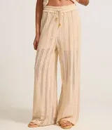 Pantalón recto color beige con textura, confeccionado en algodón BCI más sostenible, con cintura alta elástica y lazo de ajuste.