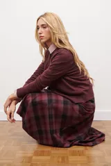 Cardigan de punto color azul, con cuello en V y botones frontales.