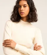 Suéter negro de punto con cuello alto, mangas largas abullonadas y puños largos.