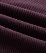 Suéter de punto para hombre, con textura acanalada horizontal, cuello redondo, mangas largas y puños ajustados.