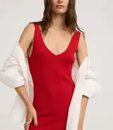 Vestido midi de punto texturizado, corte ajustado al cuerpo, con escote en V y breteles medianos.