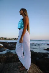 Pantalón de tiro medio-alto color blanco, de corte recto y relajado, con cintura elástica y confección en tela liviana de caída fluida.