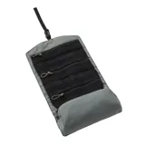 Necessaire Rip Curl modelo Sseries Dopp Kit de color gris, con diseño geométrico cuadriculado y cierre de solapa con cordón elástico.