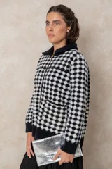 Sobre de mano rígido con acabado laminado brillante y efecto cuarteado. Presenta una solapa frontal con pieza de agarre integrada y estructura rectangular.