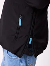 Canguro de media cremallera Rusty, confeccionado en tejido ripstop con interior de polar. Presenta cuello alto, puños elásticos, bolsillos laterales y logo bordado en color azul en el pecho.