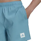 Short de baño celeste con logo de Adidas en la pierna derecha.