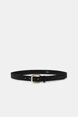 Cinturón Zara de 3 cm de ancho confeccionado en piel 100% color negro, con hebilla metálica dorada de diseño cuadrado.