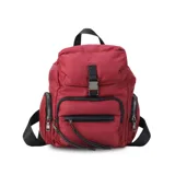 Mochila de nylon color bordó con tapa y broche metálico. Tiene apertura superior con broche, bolsillos internos, bolsillo con cierre metálico al frente y laterales. Incluye asas rígidas de mano y correas regulables para colgar en la espalda.