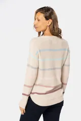 Buzo de tejido fino con diseño de rayas horizontales en tonos pastel sobre base beige, cuello redondo y mangas largas.