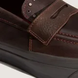 Mocasines Vans modelo Lx Loafer 53 Hrdw de cuero marrón, con diseño híbrido que combina la estética clásica de un mocasín con la suela de goma vulcanizada característica del skateboarding.