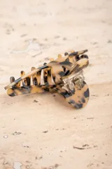 Broche para el pelo color carey con diseño de animal print.