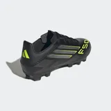 Championes de fútbol Adidas F50 Club para múltiples superficies, color negro con detalles en amarillo neón. Presentan un diseño con franjas diagonales y el número "F50" estampado en la puntera.