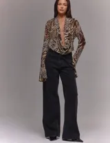 Blusa de manga larga y tejido liviano con estampado animal print combinado. Presenta escote drapeado profundo y mangas acampanadas.