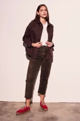 Sobrecamisa marrón de algodón con cuello camisero, cierre con botones a presión, dos bolsillos de parche en el pecho y corte recto.