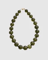 Collar de cuentas esféricas de resina en tono verde oliva, con cierre metálico dorado.