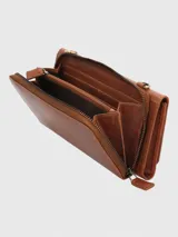 Billetera tipo cartera cruzada de cuero natural color caramelo, con solapa imantada y logo grabado. Cuenta con múltiples compartimentos para billetes, ranuras para tarjetas, bolsillos internos con cierre y correa ajustable y extraíble.