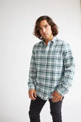 Camisa de viyela a cuadros color ladrillo, azul y blanco, de corte slim fit, manga larga, con bolsillo en el pecho y logo bordado.