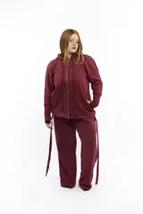 Campera deportiva oversize con capucha, cierre metálico frontal y bolsillos laterales. Presenta mangas raglán con volumen pronunciado y puños largos acanalados. Confeccionada en felpa de algodón, con cordones regulables a tono y terminaciones metálicas.
