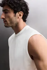Musculosa de corte relajado confeccionada en tejido compacto de algodón, con cuello redondo y sisas con acabado irregular. Pertenece a la línea Zara Athleticz.