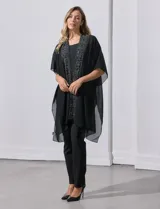 Kimono negro de gasa con apliques de brillos en el cuello y el frente.